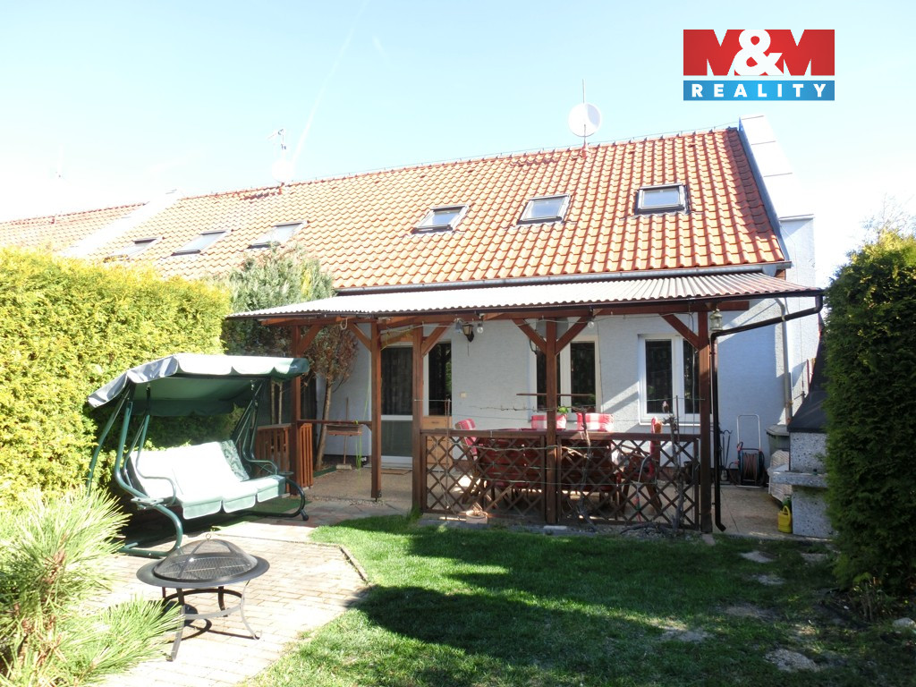 dům pohled ze zahrady