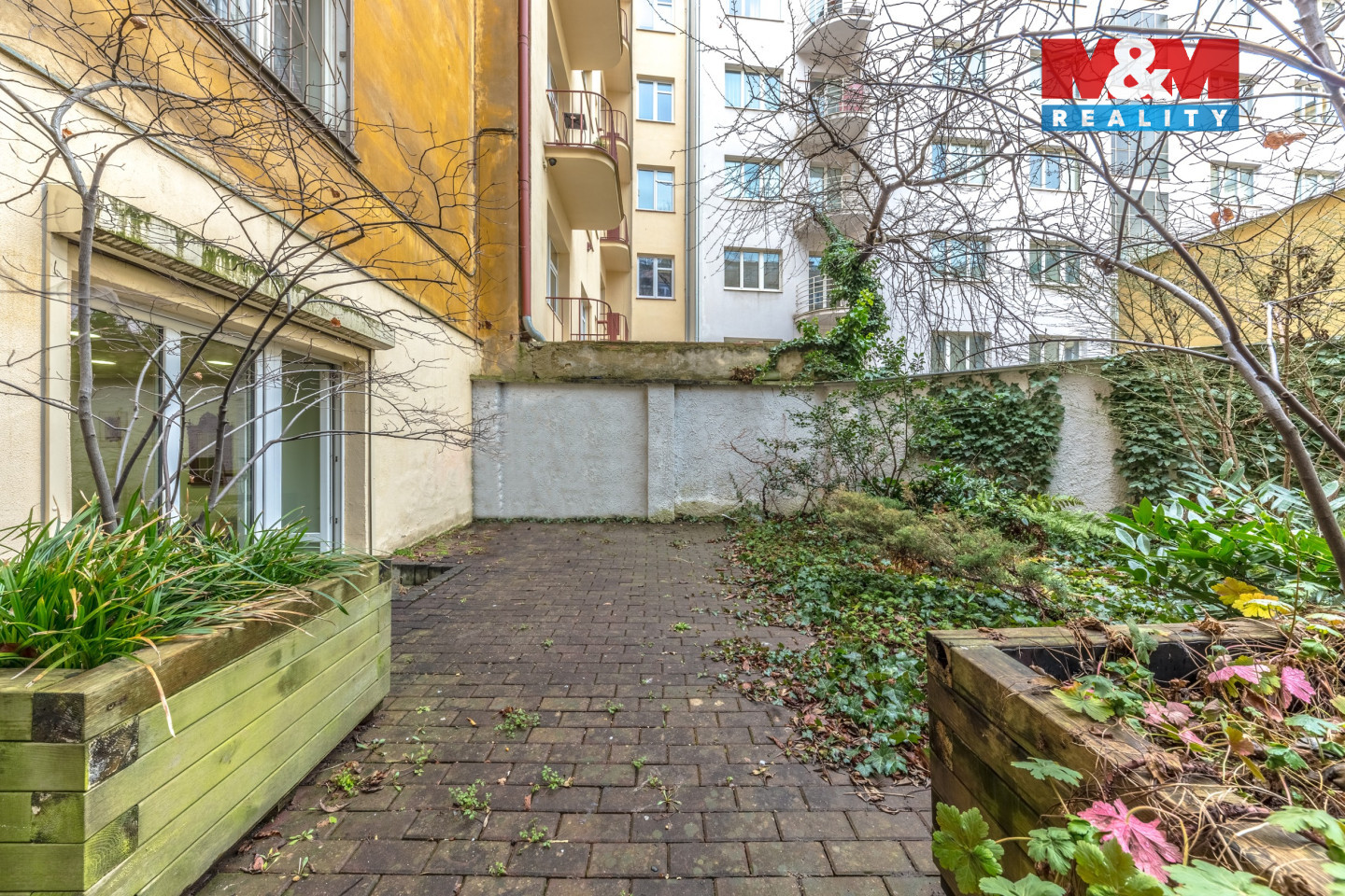 Místo pro venkovní posezení před jednotkou