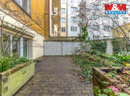 Místo pro venkovní posezení před jednotkou | Prodej - kanceláře, 38 m²