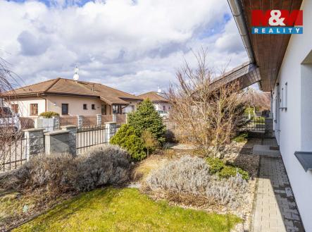 zahrada před domem | Prodej - dům/vila, 78 m²