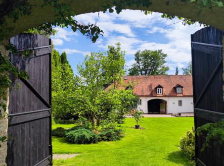 brána  | Prodej - hotel, 1 740 m²