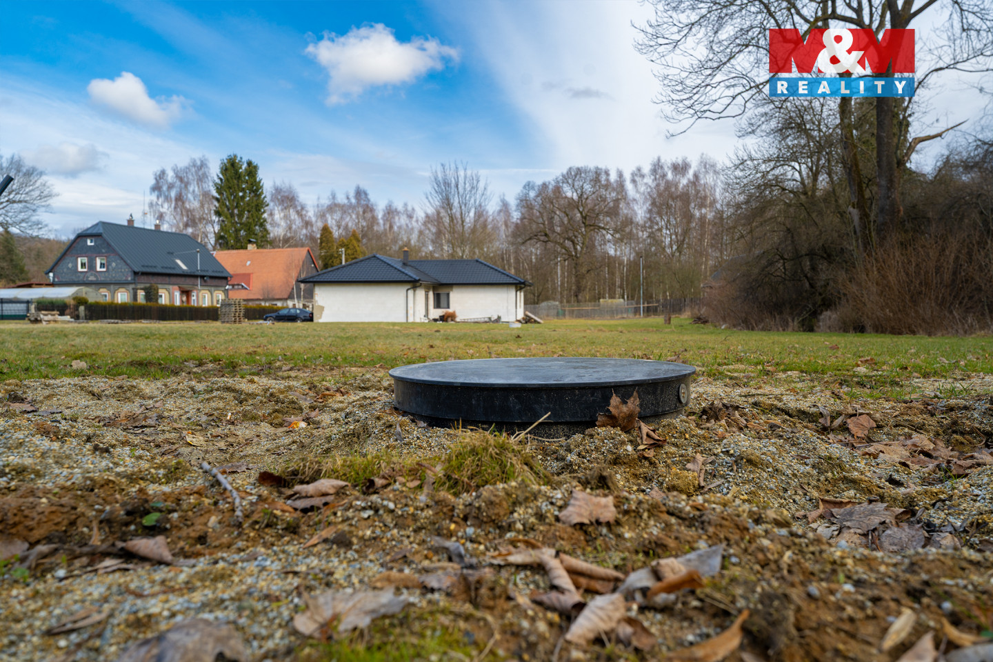 Pohled na pozemek a okolí