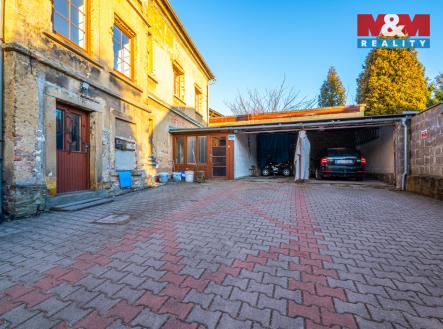 Terasa a parkovací místa  | Prodej bytu, 3+1, 183 m²