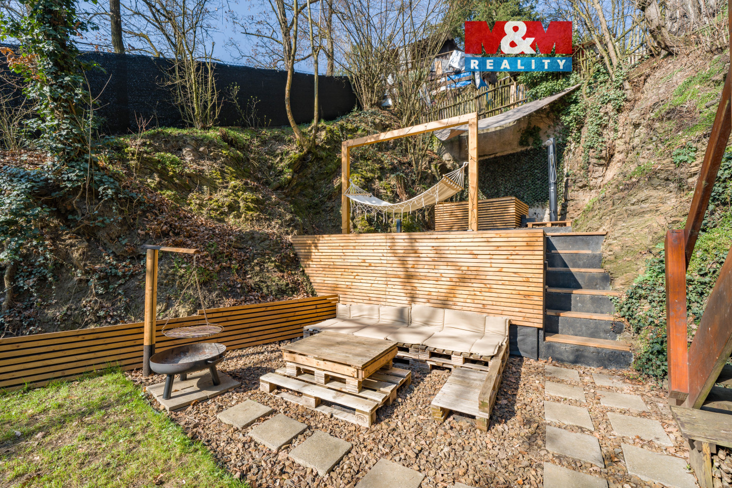 Posezení na zahradě s ohništěm a vířivkou