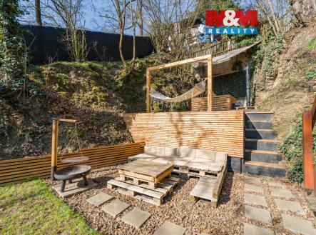 Posezení na zahradě s ohništěm a vířivkou | Prodej - chata/rekreační objekt, 25 m²