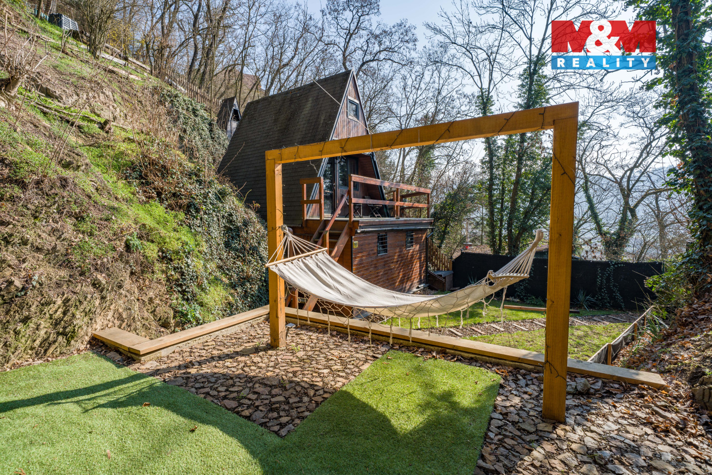 Pohled na chatu a zahradu