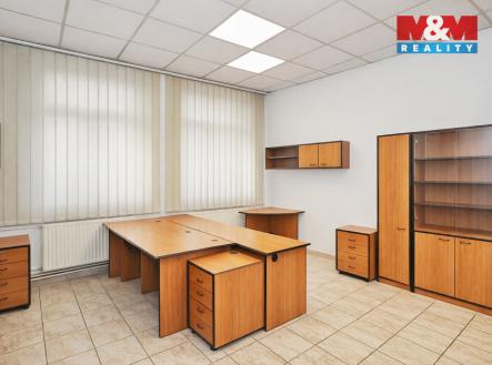 jedna z kanceláří v přízemí | Prodej - obchodní prostor, 690 m²