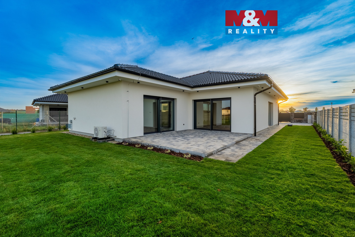 zadní část domu a terasa