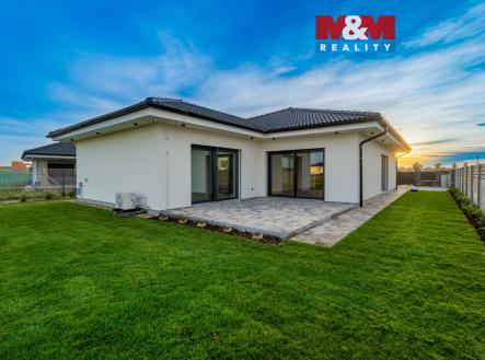 zadní část domu a terasa | Prodej - dům/vila, 153 m²