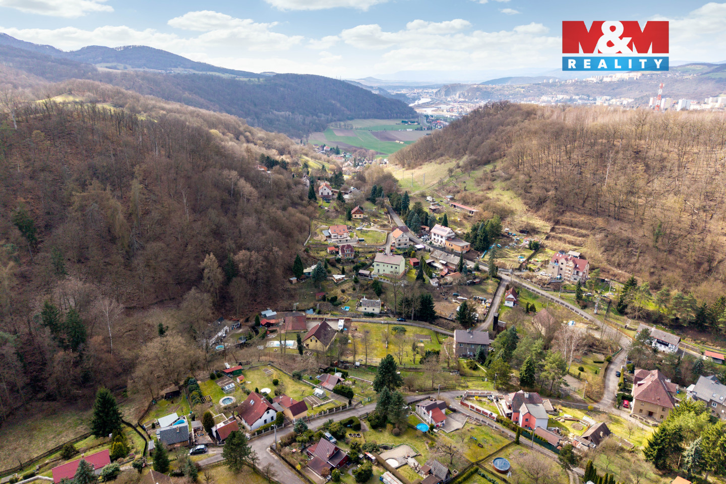 Pohled na pozemek a okolí