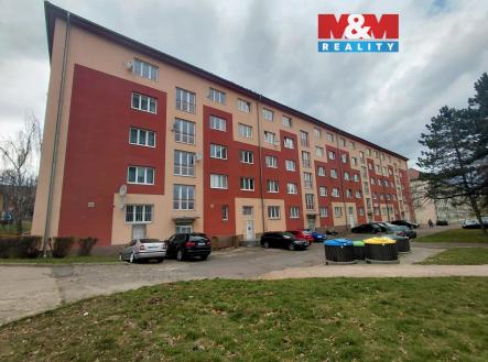 Pohled na dům a okolí | Pronájem bytu, 2+1, 55 m²