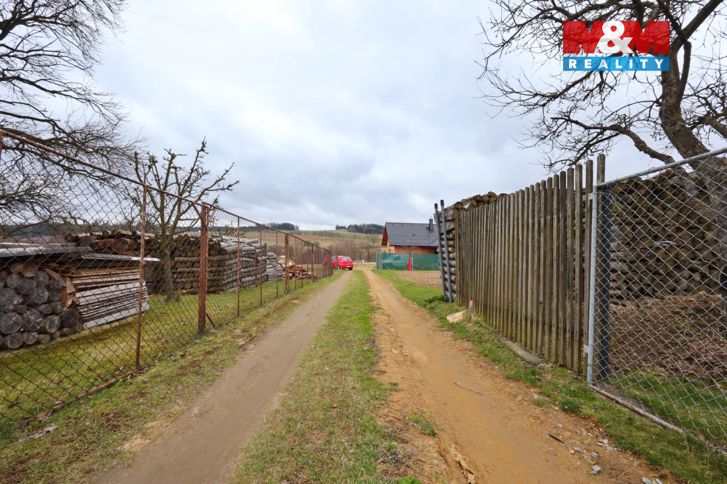 příjezdová cesta obecní