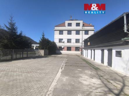 Pohled na dům a okolí | Pronájem bytu, 3+kk, 73 m²