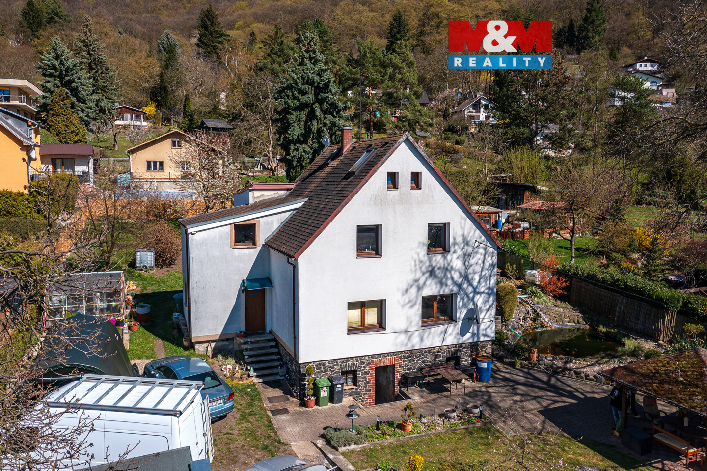 Pohled na dům a okolí