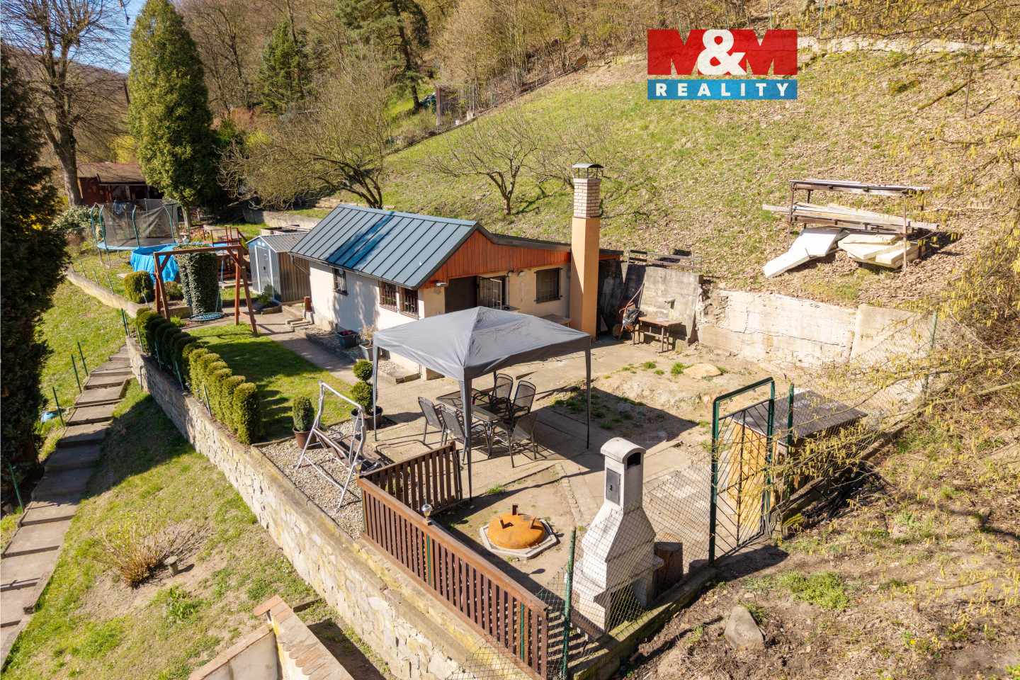 Pohled na chatu a pozemek