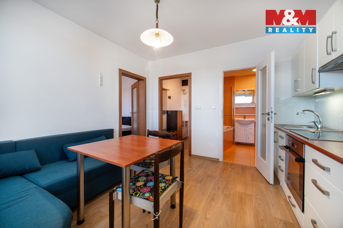 Obývací pokoj s kuchyní.jpg