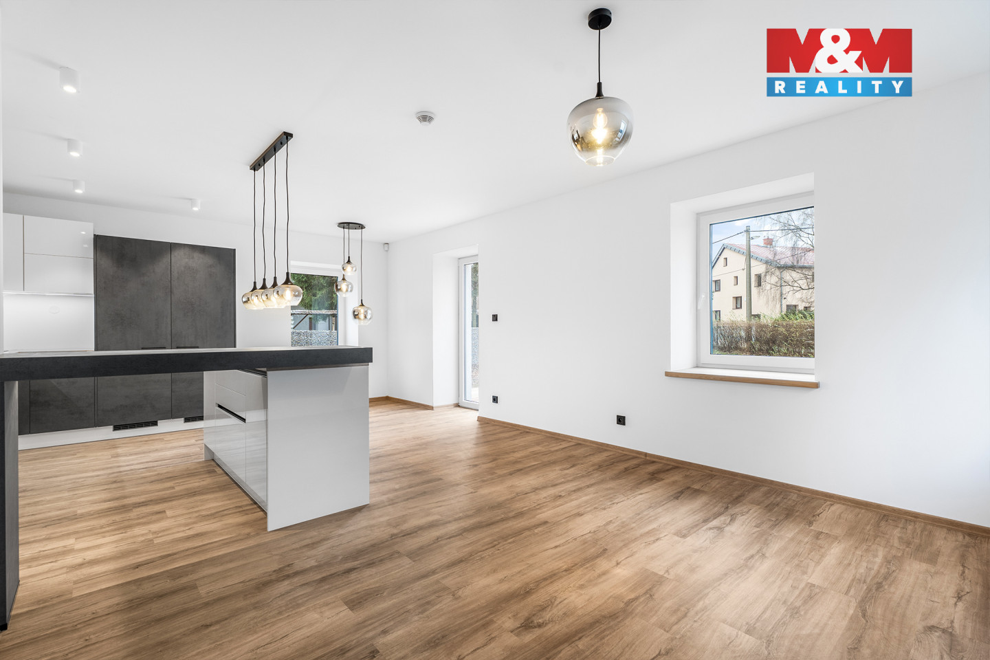 Kuchyň s obývacím pokojem a vstupem na terasu