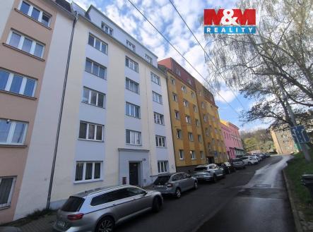 Pohled na dům a okolí | Pronájem bytu, 2+1, 46 m²