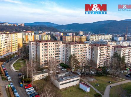 Pohled na dům a okolí | Pronájem bytu, 1+kk, 32 m²