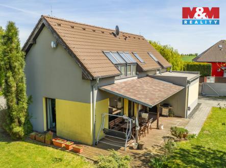 Pohled na dům s terasou | Prodej - dům/vila, 126 m²
