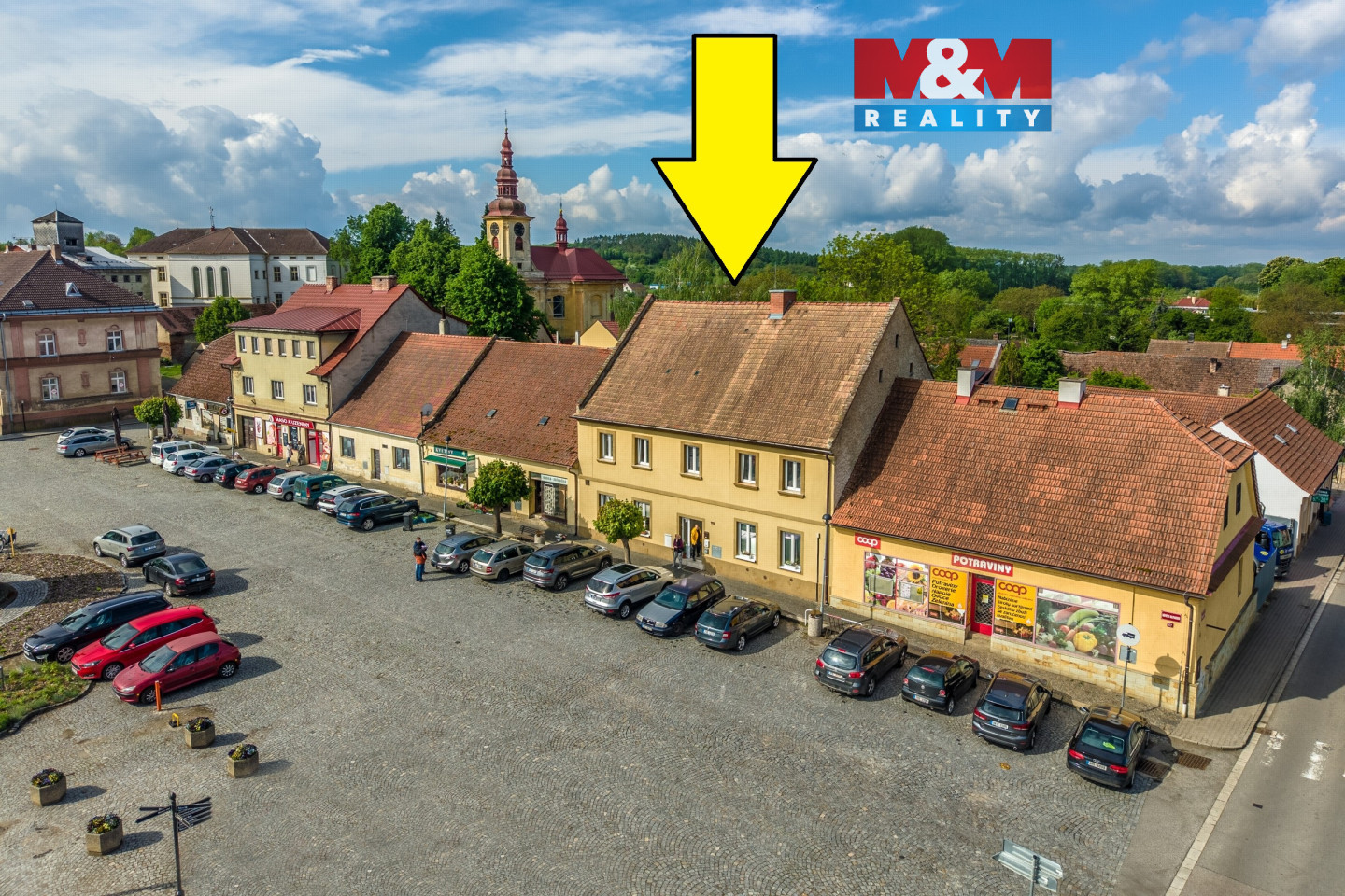 Dům je uprostřed náměstí