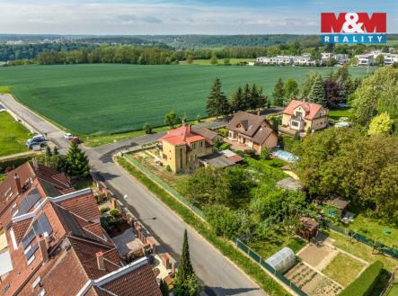 pohled na okolí a sousedící domy | Prodej - dům/vila, 140 m²