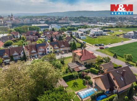 pohled do okolí domu | Prodej - dům/vila, 140 m²