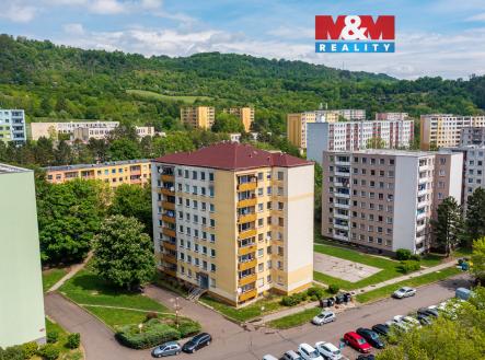Pohled na dům a okolí | Prodej bytu, 1+kk, 31 m²