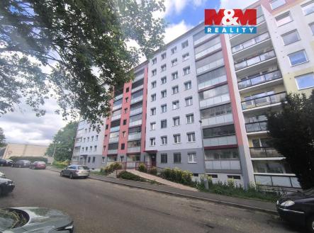 Pohled na dům a okolí | Pronájem bytu, 1+kk, 31 m²