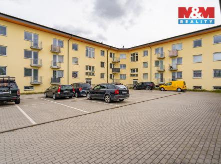 Dvůr s parkovacími místy | Prodej bytu, 1+1, 39 m²