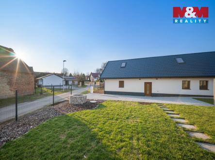 pohled na dům  | Prodej - dům/vila, 104 m²