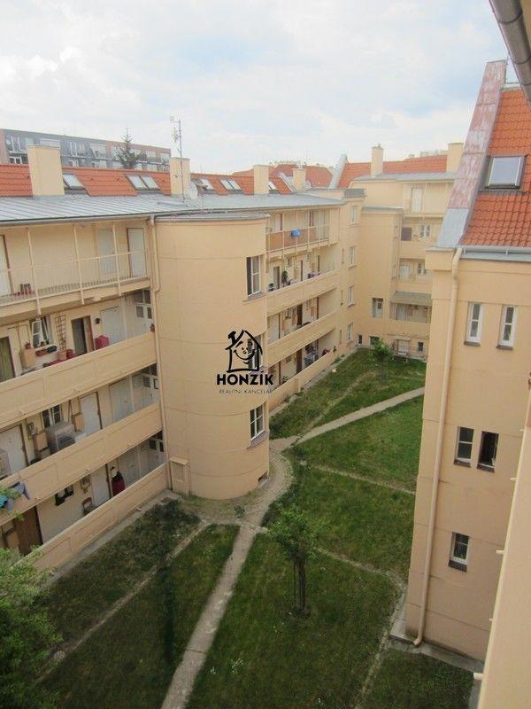 Nový půdní byt 1+kk, 22 m2, P9 Vysočany, ul. Novovysočanská