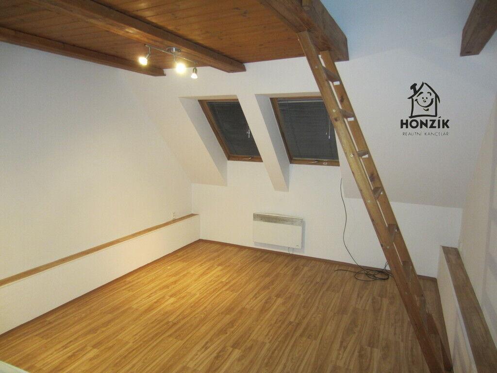 Nový půdní byt 1+kk, 22 m2, P9 Vysočany, ul. Novovysočanská