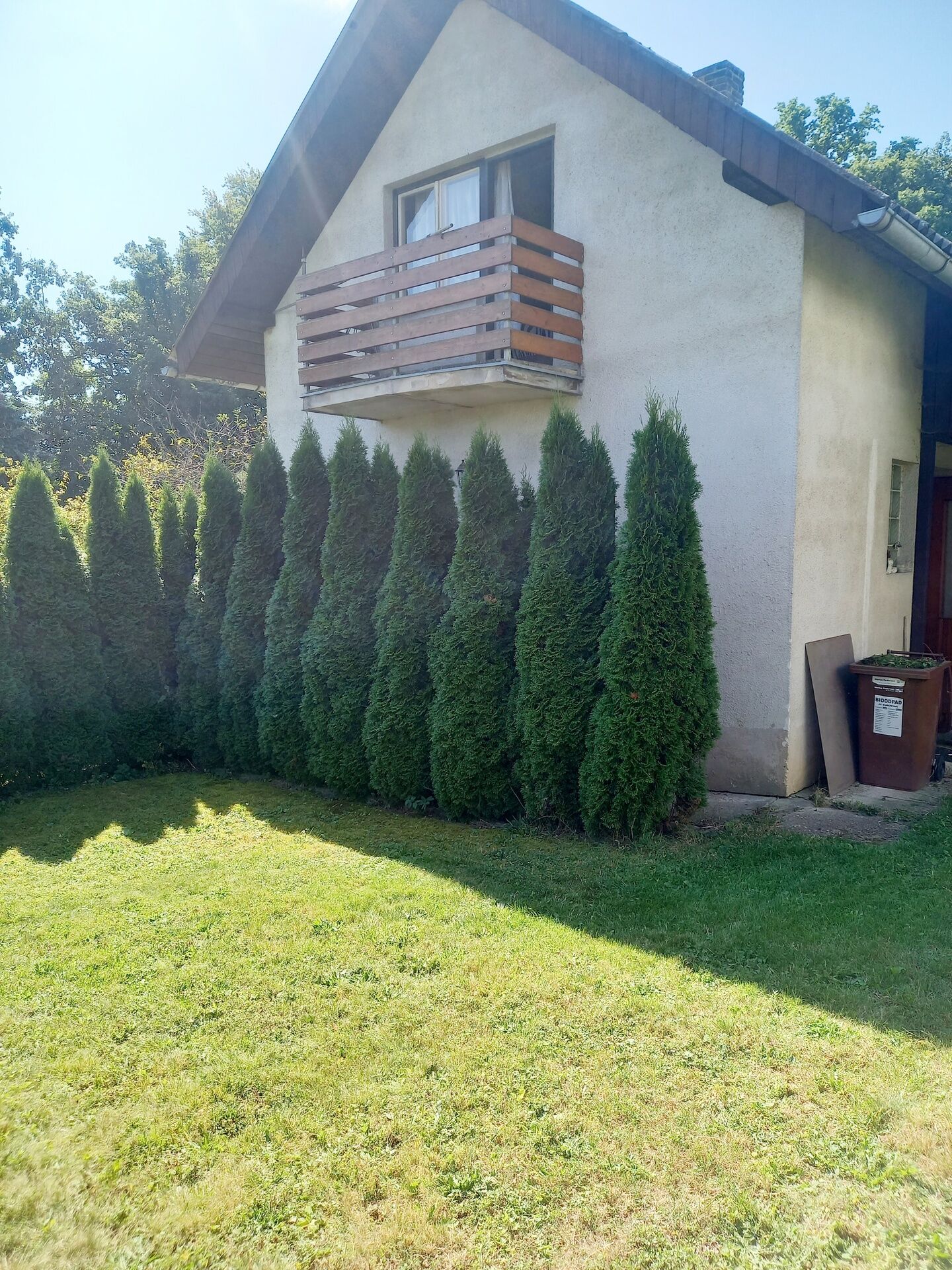 Zděná rekreační chata se zahradou 1188 m2 na okraji Srbína u Mukařova