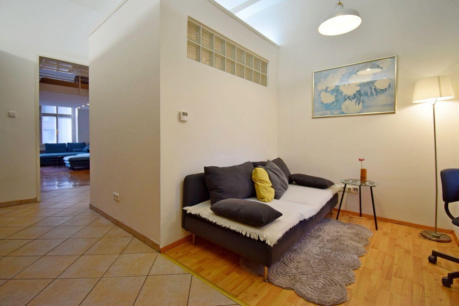 Kompletně zařízený 1+1 s patrem na spaní u metra Anděl, Praha 5