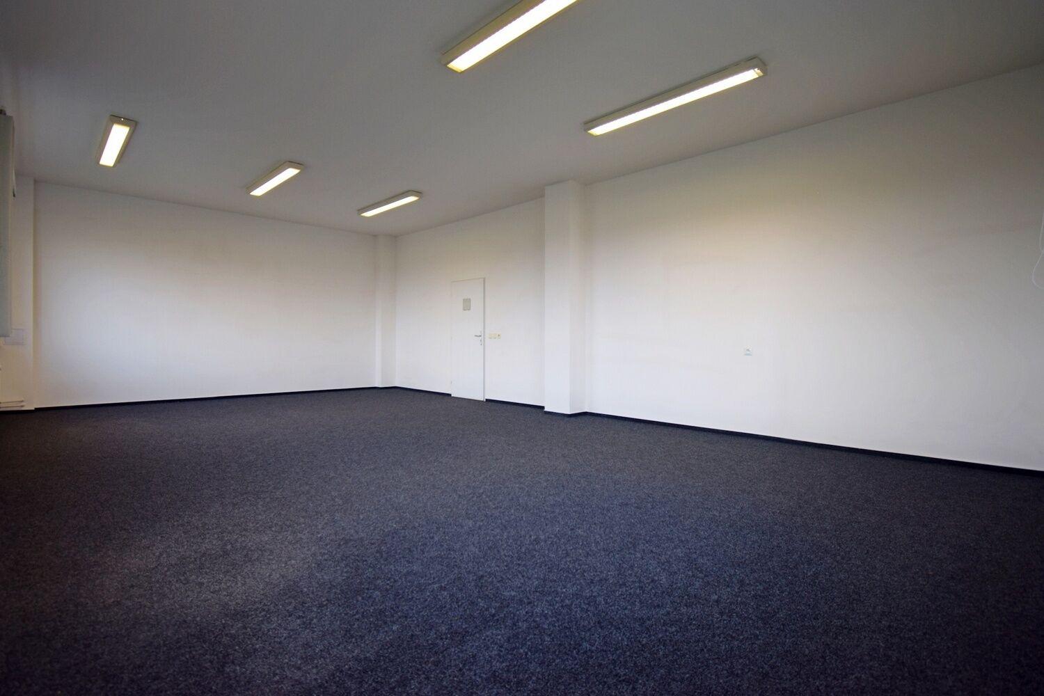 Prostorný Open space 55 m2 v administrativní budově na okraji Prahy