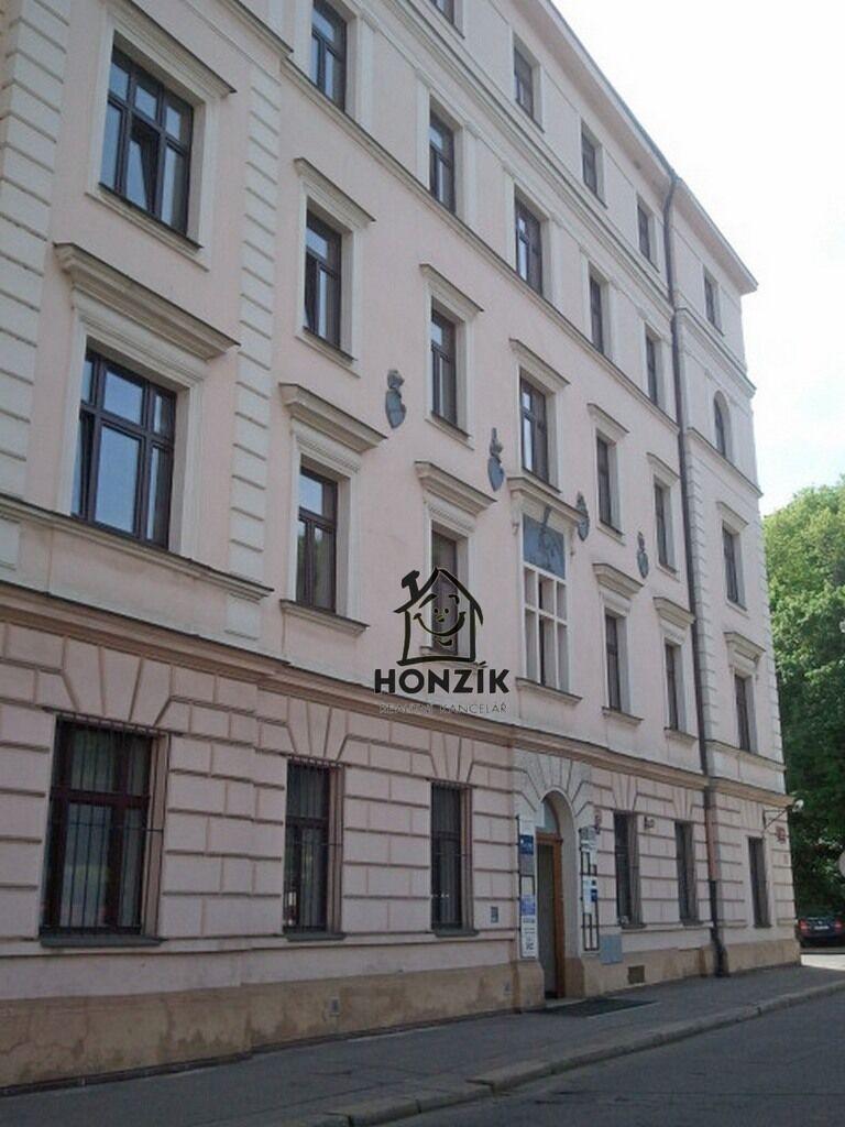 Kanceláře 15m2, 32 m2 a 17 m2, Praha 5 Smíchov, ul. U Trojice