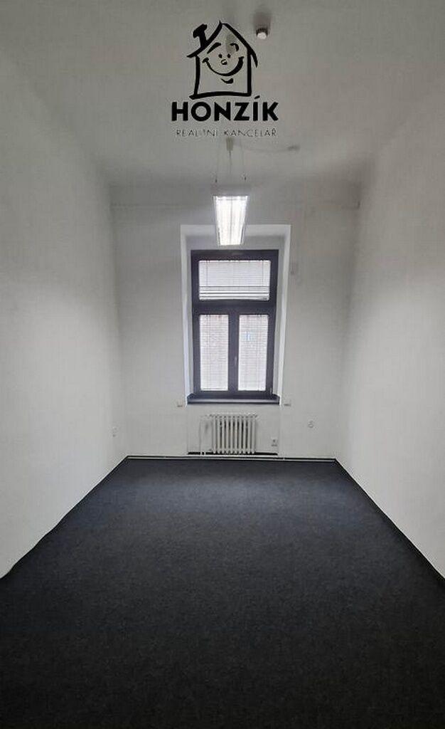 Kanceláře 15m2, 32 m2 a 17 m2, Praha 5 Smíchov, ul. U Trojice