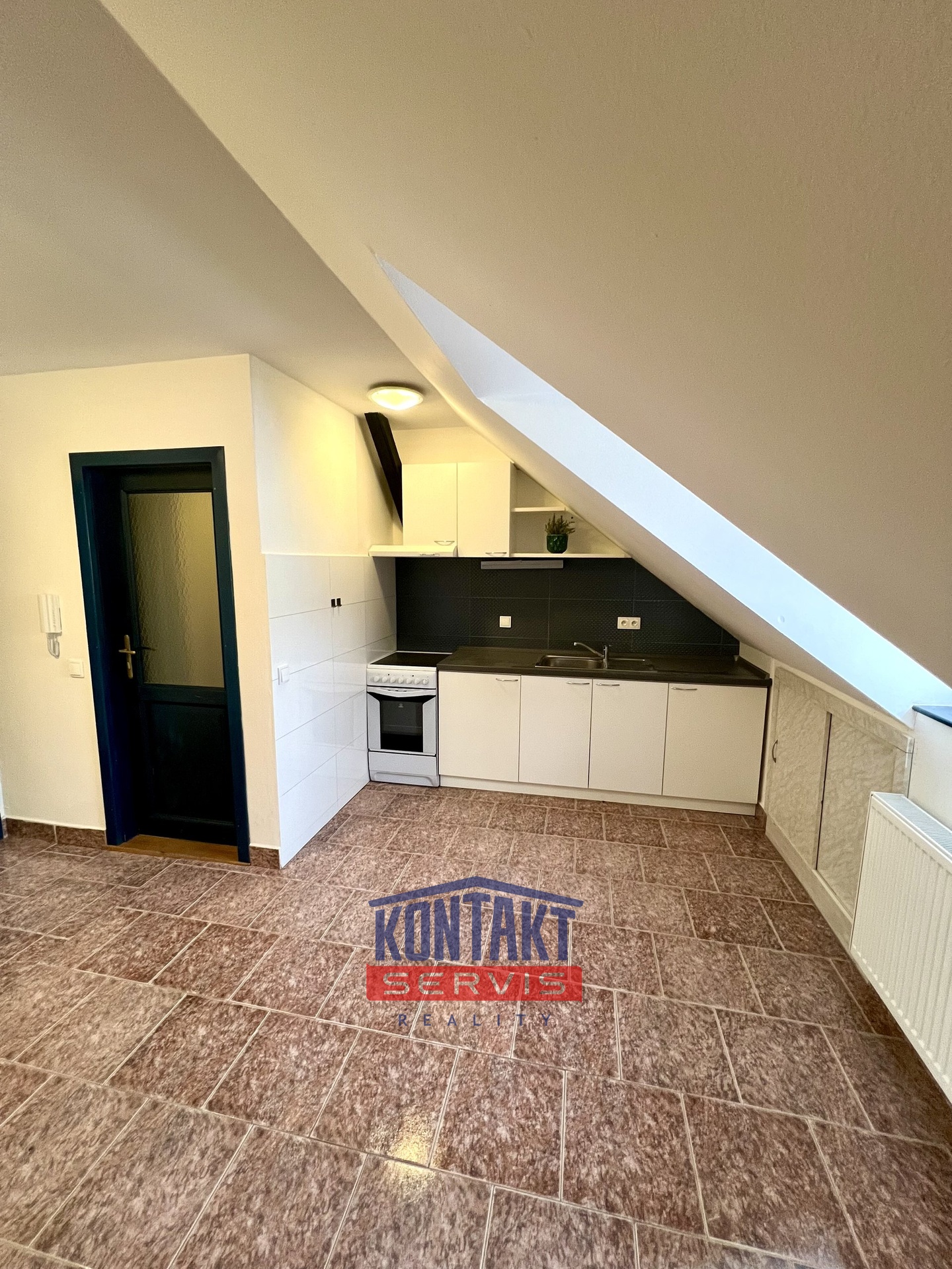 Pronájem atypického podkrovního bytu 2+kk, 45 m², historické centrum Jindřichova Hradce