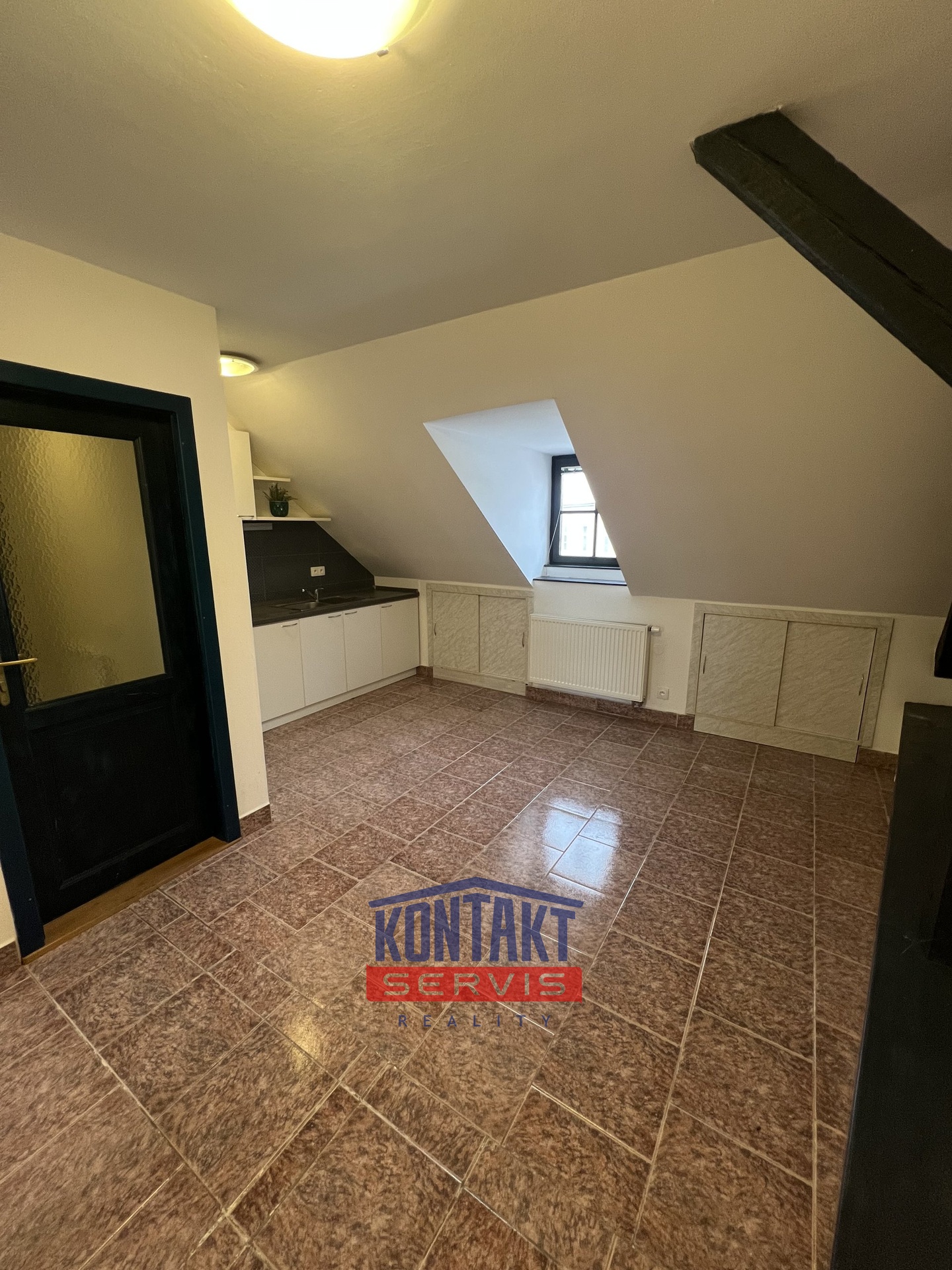 Pronájem atypického podkrovního bytu 2+kk, 45 m², historické centrum Jindřichova Hradce