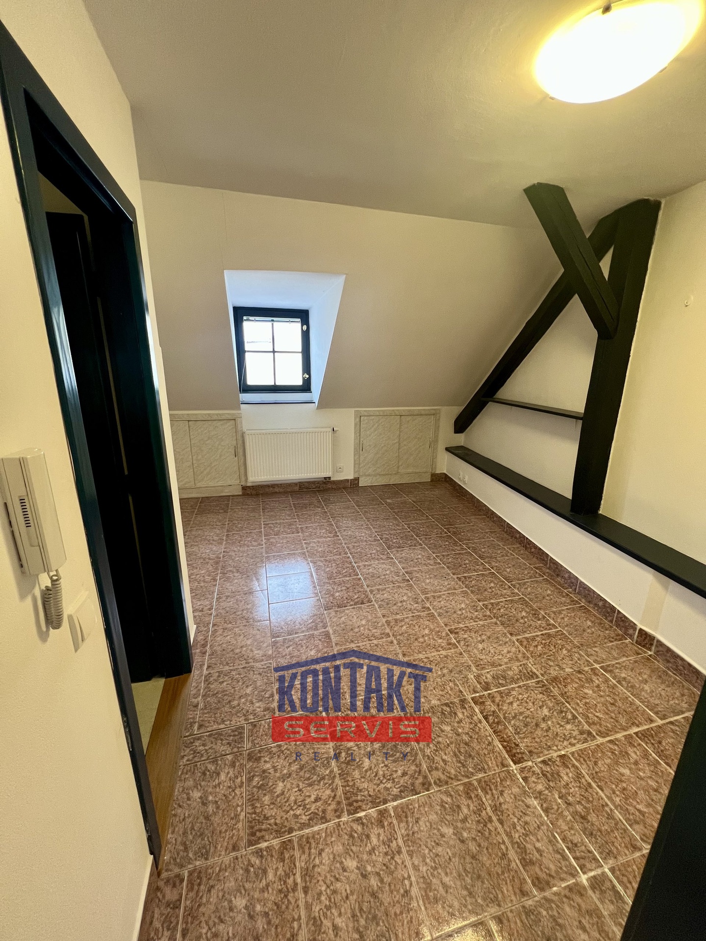 Pronájem atypického podkrovního bytu 2+kk, 45 m², historické centrum Jindřichova Hradce