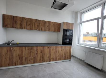 20250515_111923_resized_1 | Pronájem - kanceláře, 12 m²