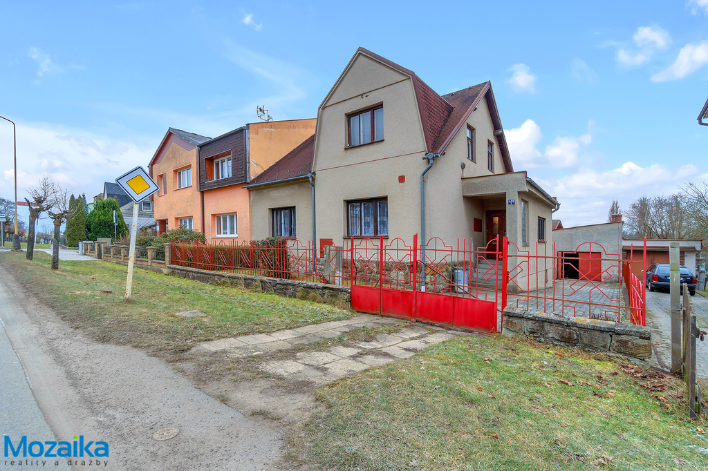 pohled na dům z ulice