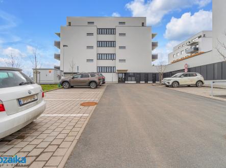 parkoviště před domem | Pronájem bytu, 3+kk, 82 m²