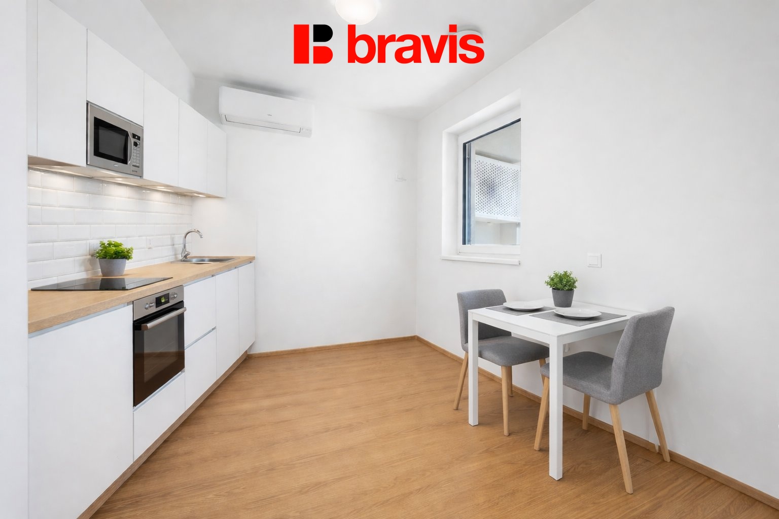 Moderní minimalistická kuchyně a jídelna