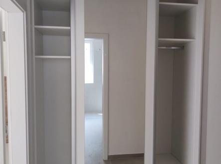 4 vestavěná skříň v předsíní | Pronájem bytu, 2+kk, 44 m²