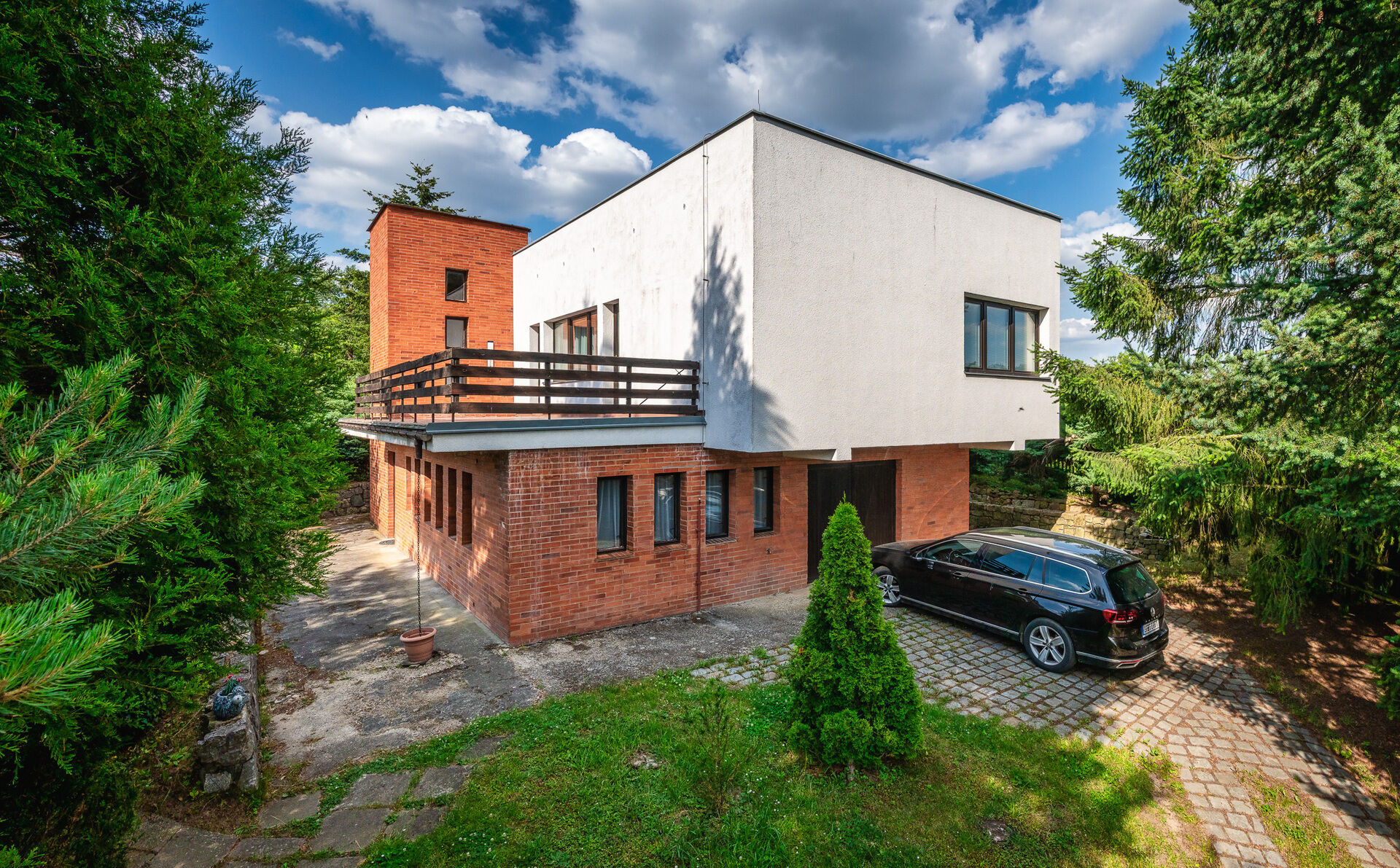 Prostorná vila s 1.471 m² velkým pozemkem v Černošících u Prahy