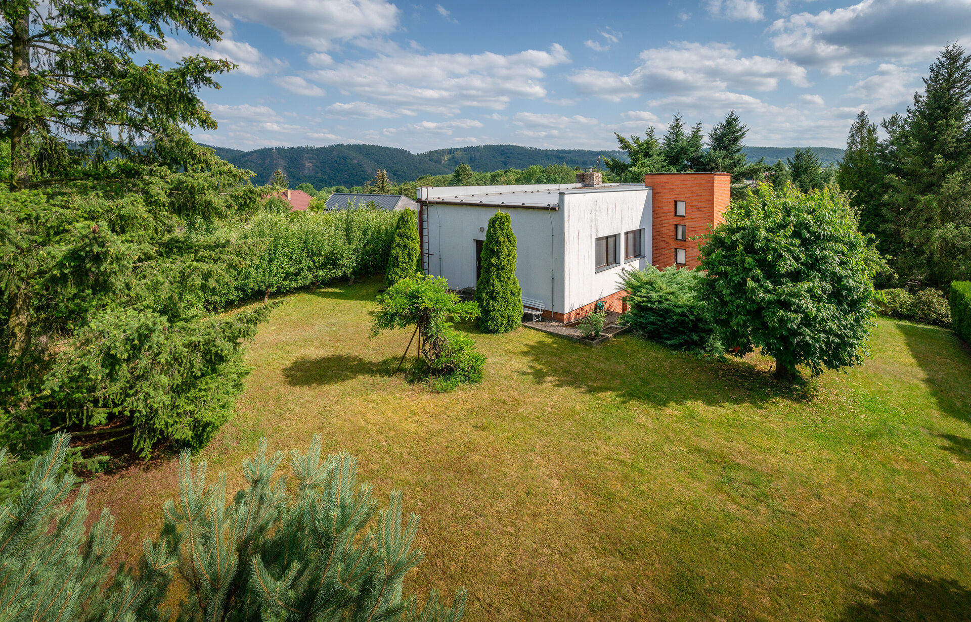 Funkcionalistická vila s 1.471 m² krásným pozemkem v Černošících u Prahy