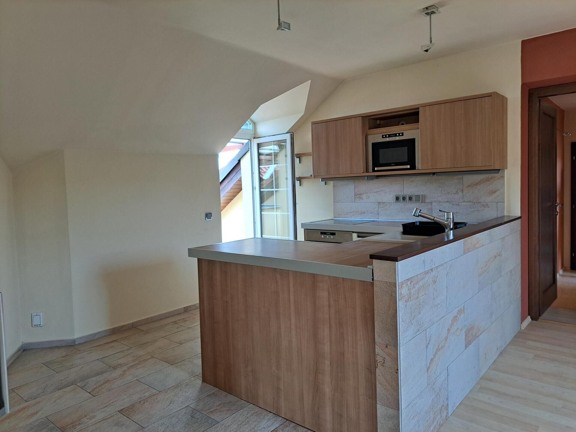 Pronájem bytu 2+kk 51 m² s terasou 3 m², parkování zdarma, Praha 5 Zličín