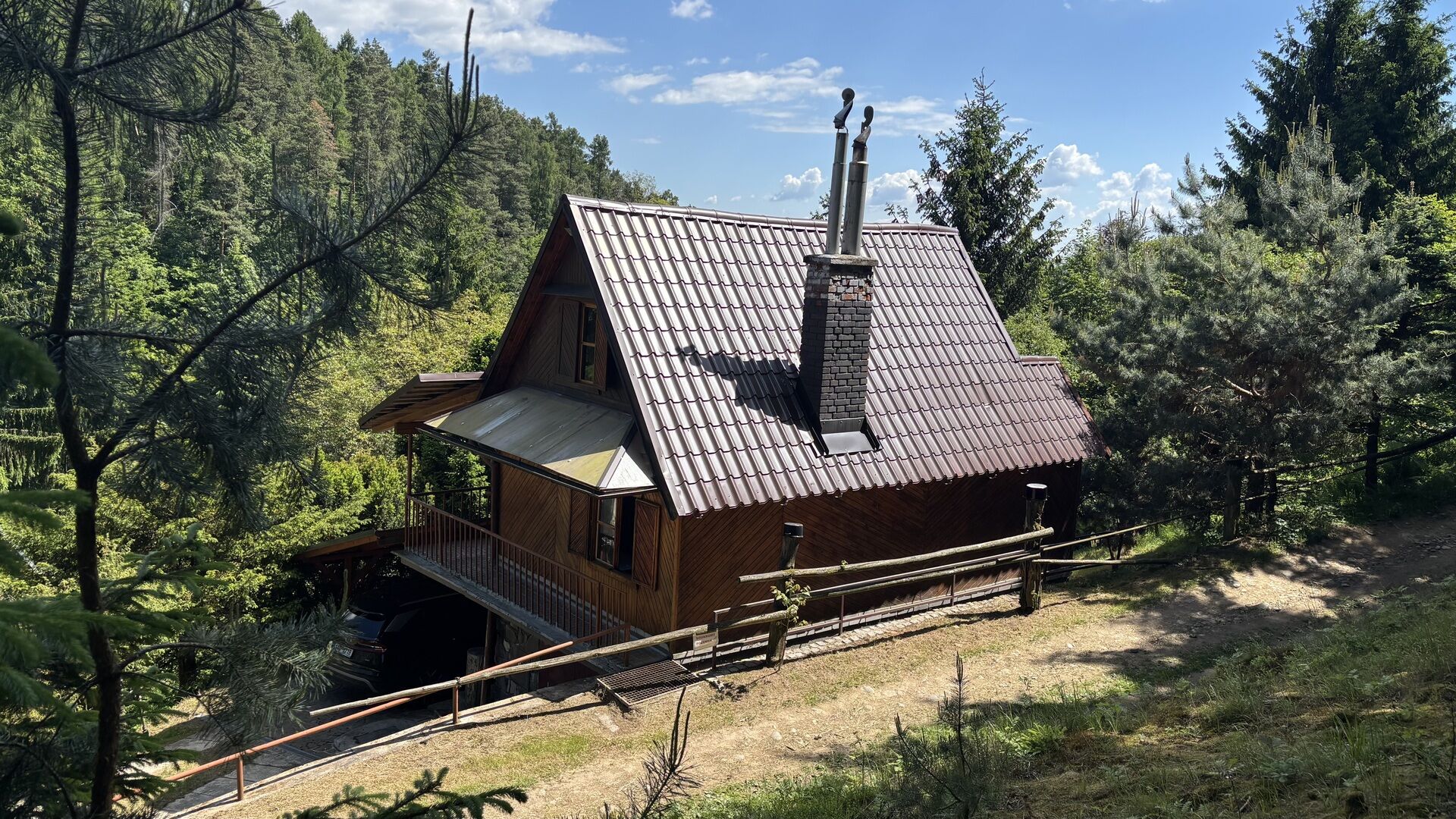 Rekreační, dvoupodlažní objekt s podkrovím, 2+1 75 m2, terasa, garáž, pozemek 420 m2